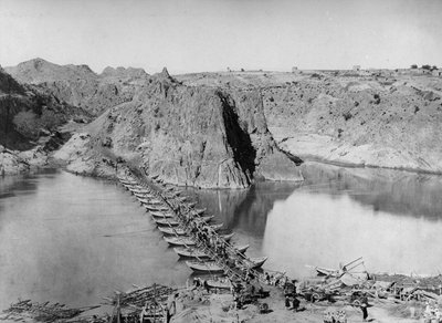 Vista de la Columna Kuram desde el lado de Rawalpindi del río de English Photographer